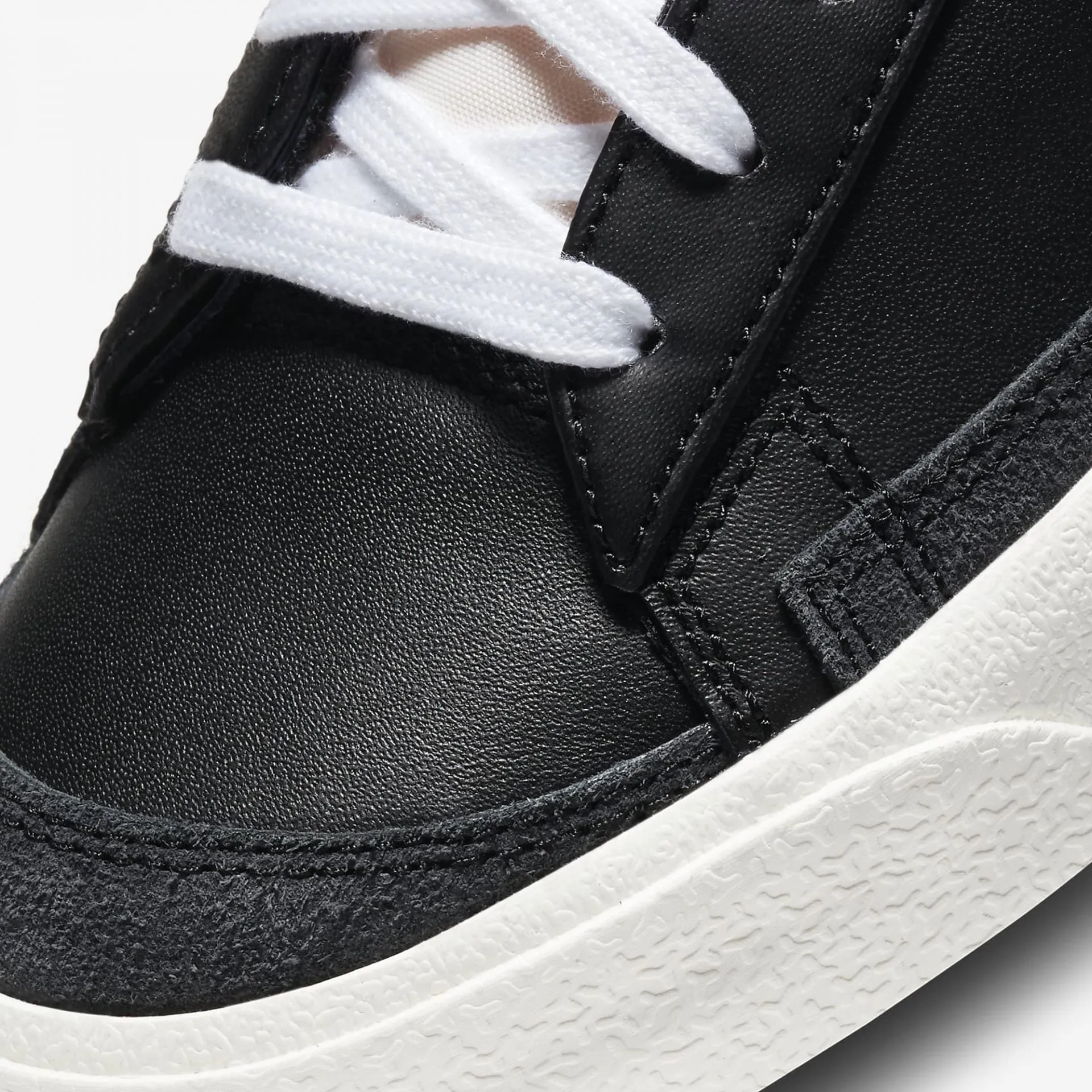 BLAZER LOW '77 VINTAGE 'BLACK/WHITE'