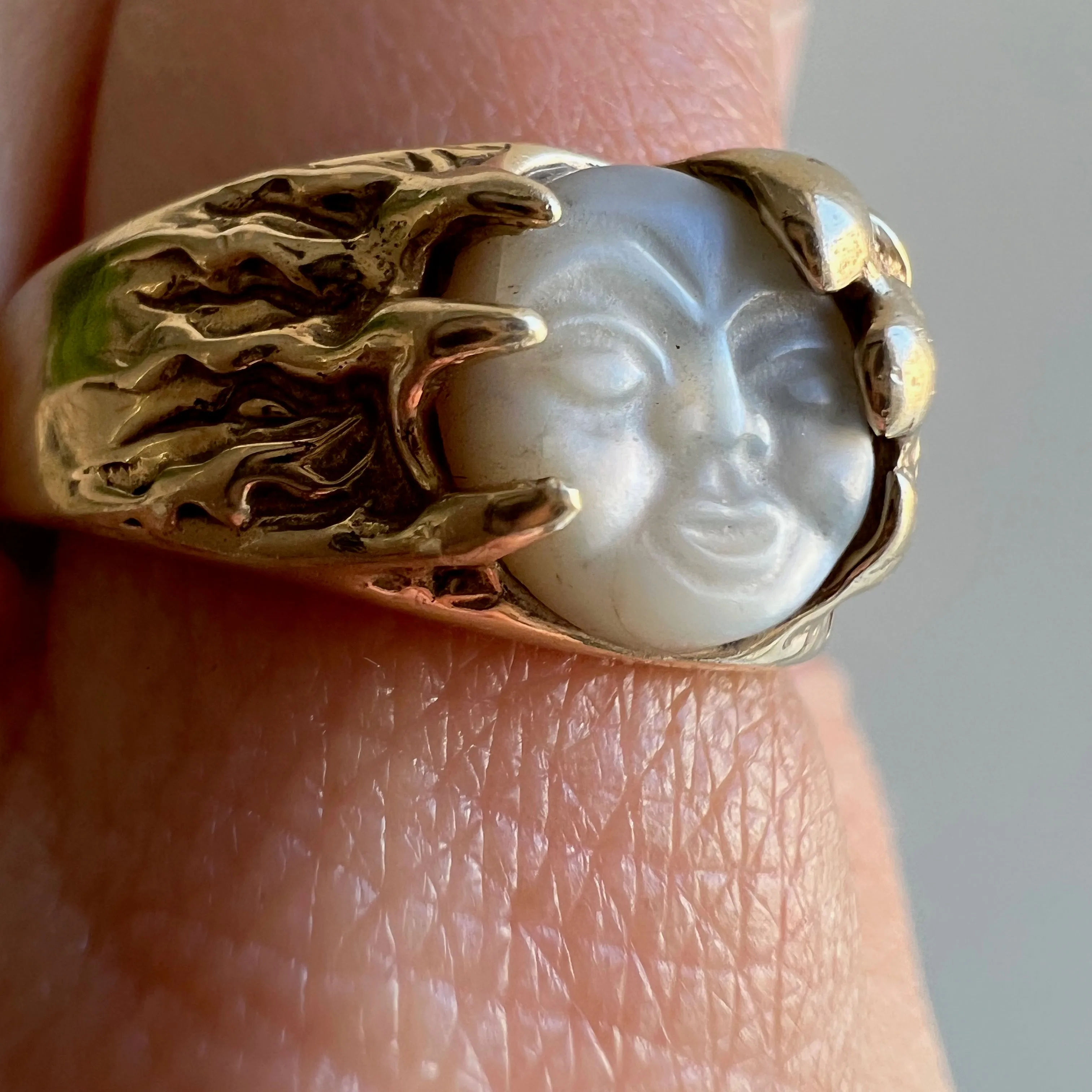 V I N T A G E // lunar mood / 10k yellow gold and mother of pearl moon face ring / size 9.75